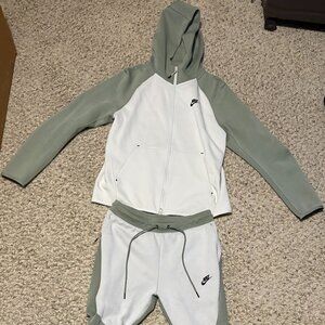 Im selling a Green and white Medium full Nike Tech fleece 2 piece!